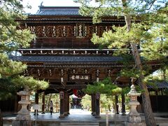 天橋立の根元にある智恩寺。
http://www.monjudo-chionji.jp/

楼門上階には「黄金閣」、参門上には「海上禅叢（かいじょうぜんそう）」の文字が書かれた扁額が掲げられています。