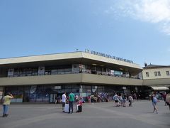 ウィーン中央駅で，「Bratislava-Ticket」を１６ユーロで購入。ウィーン～ブラチスラバの往復＋ブラチスラバのバスやトラムの乗り放題の，大変お得なチケットです。
【詳細は下記URL】
http://www.oebb.at/en/angebote-ermaessigungen/euregio-slowakei

ウィーン中央駅の窓口で，BratisLoverという冊子をもらうと，時刻表や地図が載っていて便利です。
PDFはこちら→　http://www.oebb.at/file_source/reiseportal/angebote-und-ermaessigungen/EURegio/OeBB-BratisLover-Folder.pdf　

10：16ウィーン発→11：23ブラチスラバ着の列車に乗車。写真は，ブラチスラバ中央駅です。