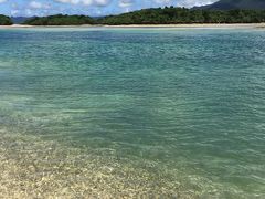 川平湾に到着です。駐車場が混みすぎてしばらく停められませんでした。。。
先ずは下に降りて岸から見ました。海の色がきれいいすぎる。。。