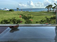 川平湾を後にしてホテルへ向かいます。ホテルは石垣島ビーチホテルサンシャイン。
部屋は残念ながらオーシャンビューではなかったのですが、建物自体は海に面しているのでフロントからの眺めは最高でした。