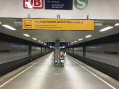 何はともあれ無事ドイツに到着しました！
空港から市内まではSバーンを利用します。
DUSにはもうひとつモノレールを乗り継いで行く"空港駅"もあるのですが、単純に市内中央駅へ向かうだけであればこちらのほうが便利です。
ただ、この自販機、前回デュッセルドルフへ来た時にも手こずったのですが、ドイツ語が全く分からない自分には本当に難解なシロモノでした。
