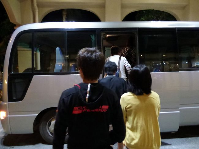 混雑した循環バスで