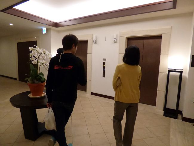 エレベーターで最上階（４階）に上がり