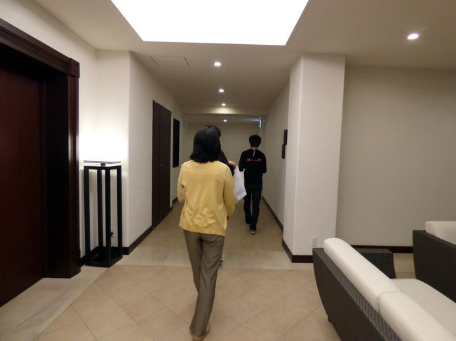 夜のホテルに戻ります