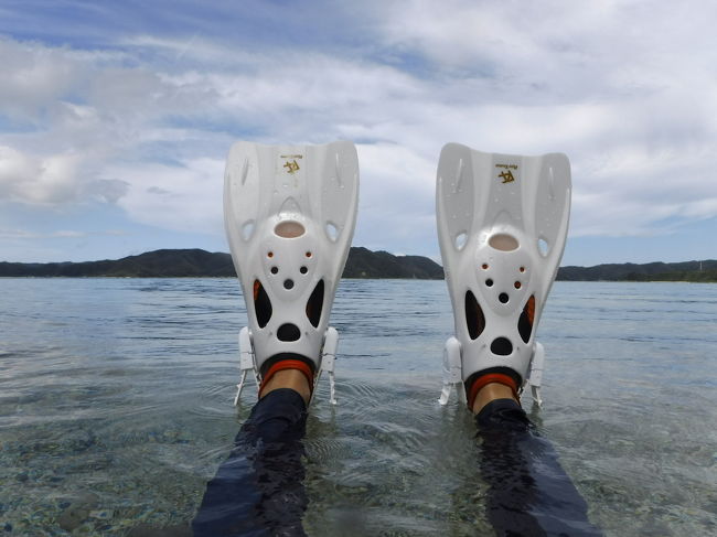 部屋に戻り、水着に着替えてビーチへ！先月座間味島で火傷のような日焼けをしてしまったので、今回は全身日焼け対策をしました。ホテルの前のビーチにはライフセーバーもパラソル貸し出しなどもありませんでした。