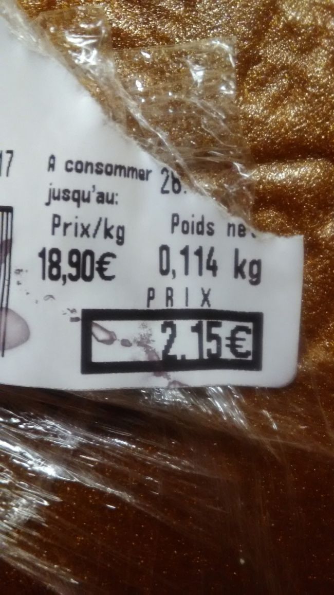 モノプリで買ったブルーチーズの量り売り。（のお値段）<br />や、安い！1ユーロ128円てしても安い！そして量も多い！<br /><br />その他、モノプリ土産で有名なエコバッグやボンママンのタルトクッキーなどを買い込みました。初日からお土産をゲットして満足。<br />エコバッグは、オペラ店では種類が少なくエッフェル塔柄は無かったです。後日訪れたシャンゼリゼ通りの方にありました。<br /><br />二階に上がり文房具やキッチン用品なども物色したのですがお値段もさほど日本と変わらず、帰路の重量を思い特に何も買いませんでした。<br /><br />★クチコミ★<br />＊この日はオペラ店に行きましたが、クチコミはシャンゼリゼ店のものになります。<br />http://4travel.jp/overseas/area/europe/france-ile_de_france/paris/shopping/10515010/tips/12891551/<br />