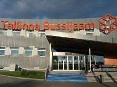 7時のバスでリガまで。
15分前までには乗らなきゃいけないみたいなので、ホテルを6時前にでて、5:56 Viruの停留所から4つ路面電車乗ってバスターミナルの停留所まで。
バス停とバスターミナルはちょっと歩く。バス通りから一本内側。
一応、前日バス停で時刻を確認したけど、Google mapで停留所を選んで探せば時刻検索できる。
バスターミナルには6:15着。
日の出も早い。