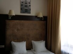 バスターミナルから旧市街に向かって左手（バスターミナルの出入り口ではなくバスが出入りする方）から出て，線路の下をくぐって信号を渡るって一本内側にある，ターミナルからすぐのホテル。
ここも立地と内装で選択。
それもエクスペディアの割引とか色々使って1万切ってたので。