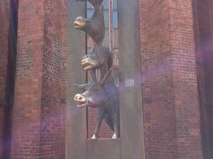 聖ペテロ教会裏にあるブレーメンの音楽隊の像。
姉妹都市で贈られたとか。
なんで裏手なんだろ～。もっと目立つとこに置いてあげればいいのに。