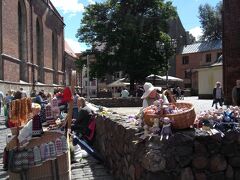 同じく裏手に露店がいっぱい。
マトリョーシカと琥珀のお店がメインだった。