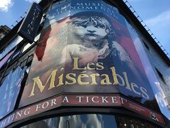 この夜は19:30から「Queen's Theatre」で"Les Miserable"を観ます。
このエリアへもホテルからCentralラインでほぼ1本で出かけられるのは本当に便利です。
かなり以前からロンドンへ来る度に必ず観ることにしていて今回で6回目か7回目。
