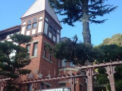 異人館めぐり。
こちらの風見鶏の館は、かつて神戸に住んでいたドイツ人貿易商ゴッドフリート・トーマス氏が自邸として建てた建物。
北野・山本地区に現存する異人館の中で、れんがの外壁の建物としては唯一のものだそうです。

