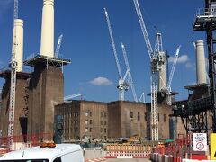 次にやって来たのはBattersea Power Station！
そう、プログレッシブロックの盟主Pink Floydのアルバム"The Animals"のジャケットを飾った火力発電所です。
ただ、ご覧のとおり再開発中で大型クレーンに取り囲まれジャケットのイメージは見る影もありません。
これではPigsもクレーンに引っかかってしまいますよね…