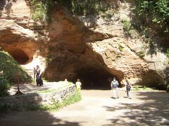30分ほどでグートマニャの洞窟へ。当時の歩き方には高さ９ﾒｰﾄﾙ、深さ14ﾒｰﾄﾙとなっているけど、ｗikiをみると高さ10ﾒｰﾄﾙ、深さ19ﾒｰﾄﾙになっている。10年の間に大きくなった？、なわけないか。洞窟ってほど大きくないけど、これでもラトビアで最大の洞窟なんだとか