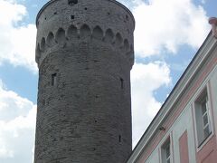 かつては騎士団の城、今は議事堂となっているトームペア城に付属する塔。のっぽのヘルマン。高さは50ﾒｰﾄﾙ、たなびくエストニア国旗が格好いい