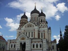で、すぐ近くに何か違和感のある建物が……。アレクサンドル・ネフスキー聖堂。ロシア支配時代の1901年に建てられたという典型的なロシア正教の聖堂。強大な隣国に翻弄されてきたエストニアの歴史を考えると、微妙な気持ちにもなる