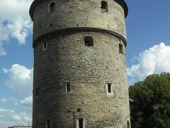 低地ドイツ語で「台所をのぞけ」という奇妙な名前の塔、キーク・イン・デ・キョク。ずんぐりした塔は15世紀末に街の防御のためにつくられた