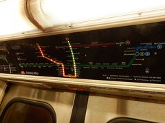 トロントの地下鉄車内。

路線は単純なので分かりやすいです。