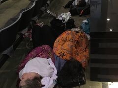 KLIA2到着、私も寝る気満々だが、爆睡外人に圧倒される。。