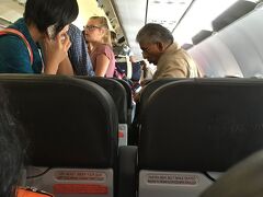 トランジットに耐えて、
シェムリアップ到着です、ワラワラ降機…