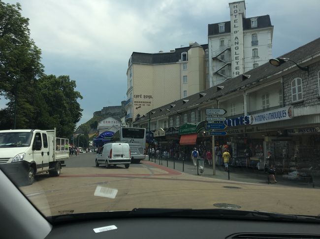 Aucazein（オカザン）までの道のりにLourdes（ルルド）へ<br /><br />高速道路を通って大きな街に入って来ました。