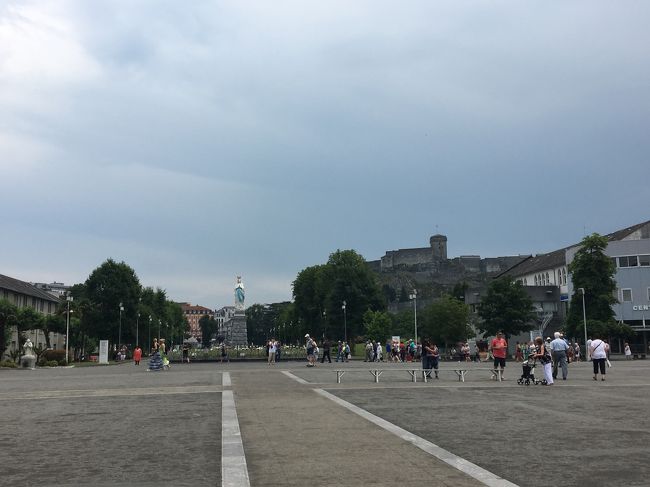 Basilica of our Lady of the Rosary<br />Basilique Notre-Dame-du-Rosaire de Lourdes<br /><br />なかなかカタカナで表し難い・・・<br />大きな広場です。<br /><br />車いすの人々、年老いた人達が毎日列を成して訪れる様です。