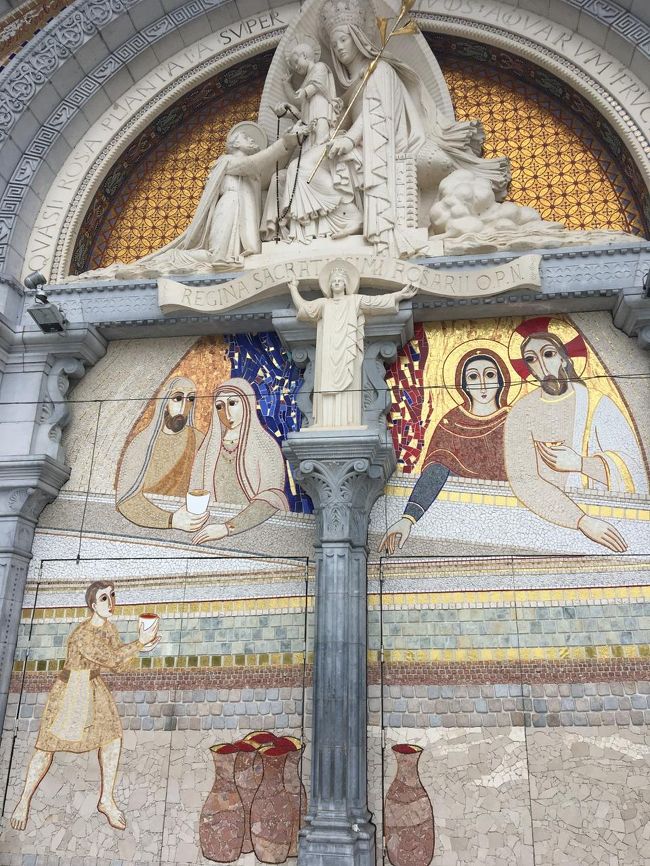 正面はモザイクタイルで描かれていました。<br /><br />このモザイクは、とても綺麗だったので最近造られた様に見えました。