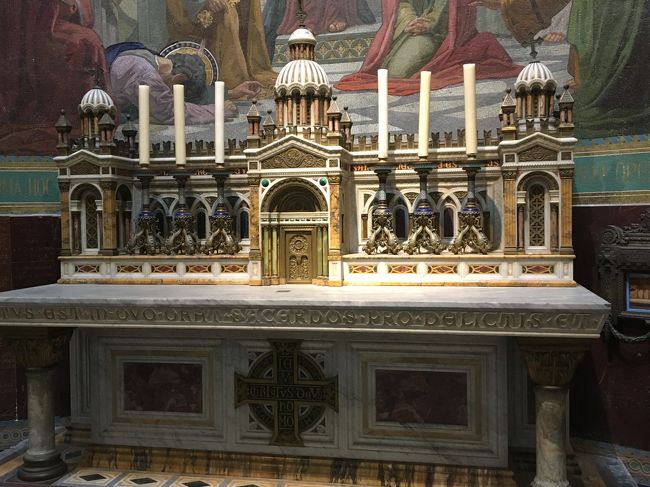 内部、<br />静まりかえっているので中々スマホ撮影をするのが難しい