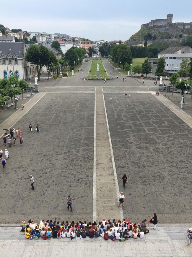 正面入り口を振り返ると、通って来た広場が真っすぐ見えます。