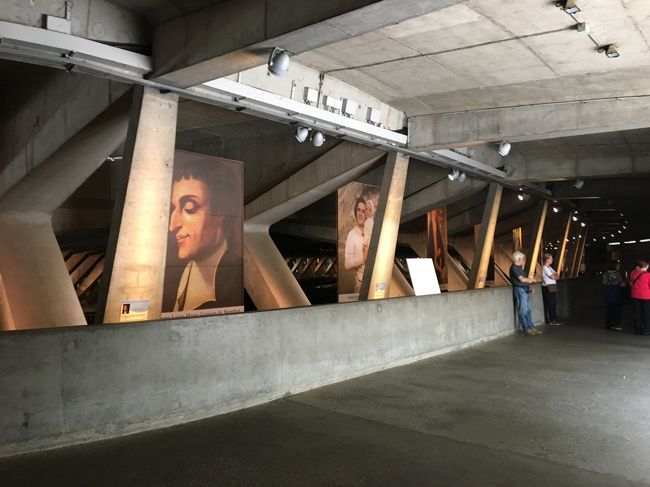 Basilique Saint Pie X<br />カトリック教会の半地下は何か博物館の様になっていました。