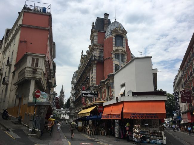 通りに面した店は土産物さんがずらり。<br /><br />ルルドの泉の水を入れる小瓶を売っています。