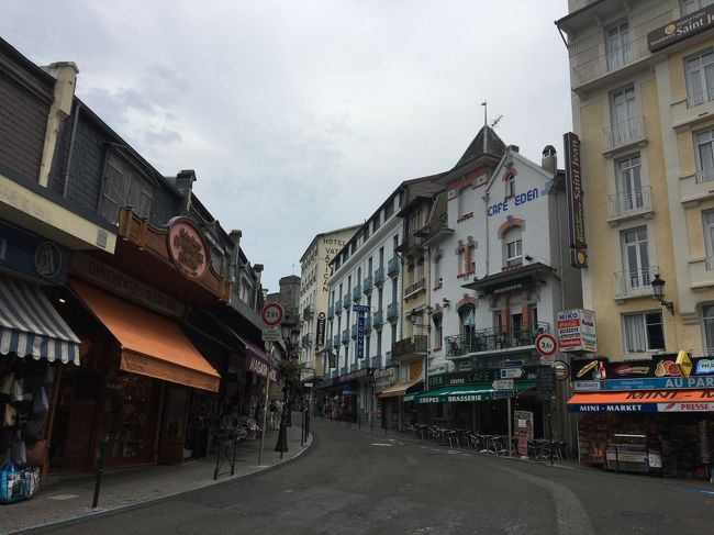 この道を行くと、古城を改築した博物館があります。<br /><br />Castle Fort Pyrenean Museum<br />http://www.chateaufort-lourdes.fr/en/accueil_en.html