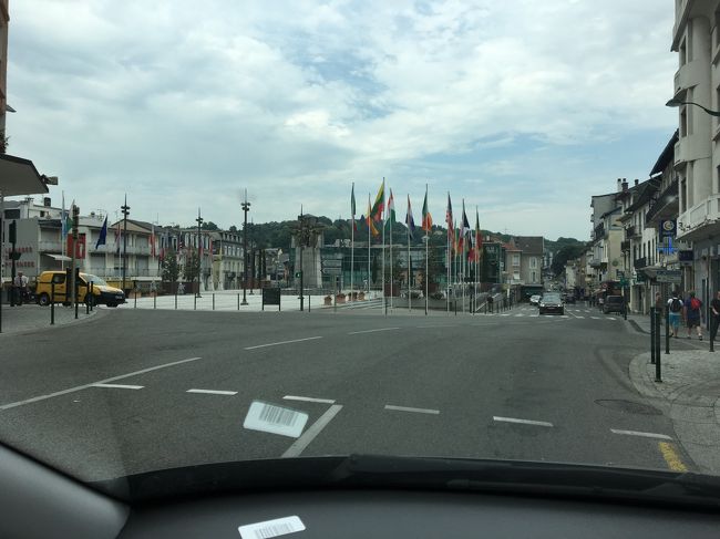 ルルドの街は、都会的な街でした。<br /><br />目的地オカザンまでまだまだ・・・