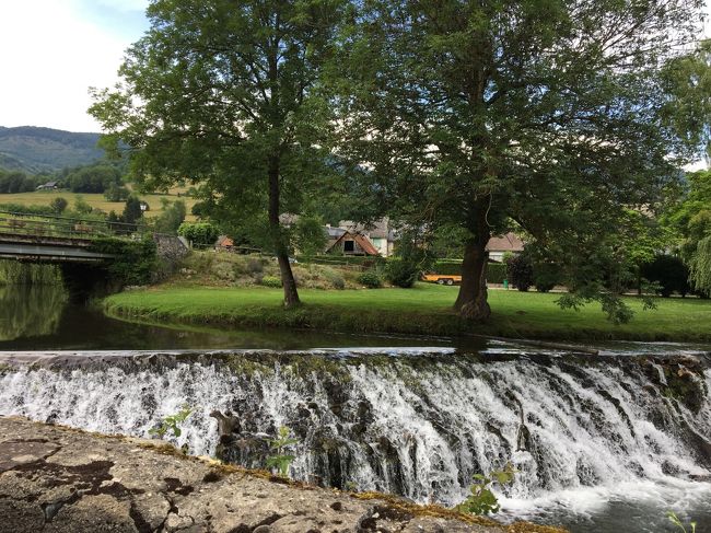 近くには川があって、周りが山に囲まれています。