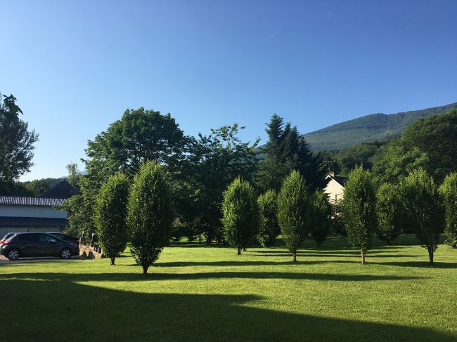 入口の目の前は、こーんなに広々とした庭。<br />とっても開放的で寛げます。