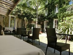 そうこうしているうちにお昼時となったので、宮殿を出てすぐの場所にあるホテル ナポレオン内のレストランへ。
中庭に面したテラスでランチを頂く事に。