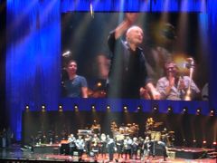 昨日に続いて、Phil Collins@Not Dead Yet Tour パリ公演2日目を鑑賞。
セットリストに違いが無いかな～と淡い期待を抱いていたが、残念ながら昨日と同じ。
もう年だし、このツアーが終わったら、また引退しちゃうんじゃないのかなと勝手に想像．．．。
