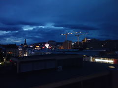 朝の３時。オスロ駅直近のホテルからの市街地で薄明が始まっています。日の出は４時、日の入りは２２時３０分。