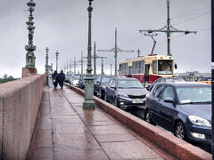 マルス広場からトロイツキー橋へと歩いて行きます。

橋の上はまた一段と風が強くて寒い。
手袋が欲しい。