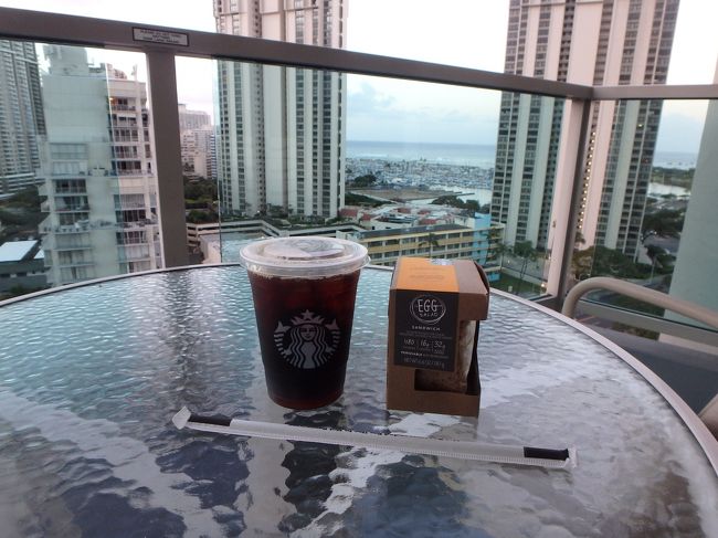 ラナイで一人朝ごはん<br />風が気持ちいいー