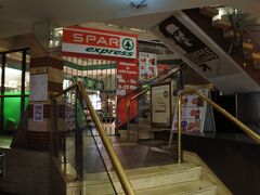 翌朝シュツットガルト駅前周辺を散歩。日本ではもう見ることのないスパーがシュツットガルト駅の中にありました。