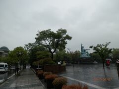 １３００．雨でも観光客。