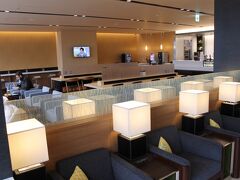 事前に見た情報では、KALのラウンジが使えるとあったので楽しみにしていたのですが、実際は Narita TraveLounge という有料ラウンジでした。
チェックイン時にもらったラウンジ券は、入場料が無料と、アルコールが1杯、またはデザート1個が無料になるという内容でした。

ラウンジで何か食べれると思っていたけど、軽食は有料とは残念。
