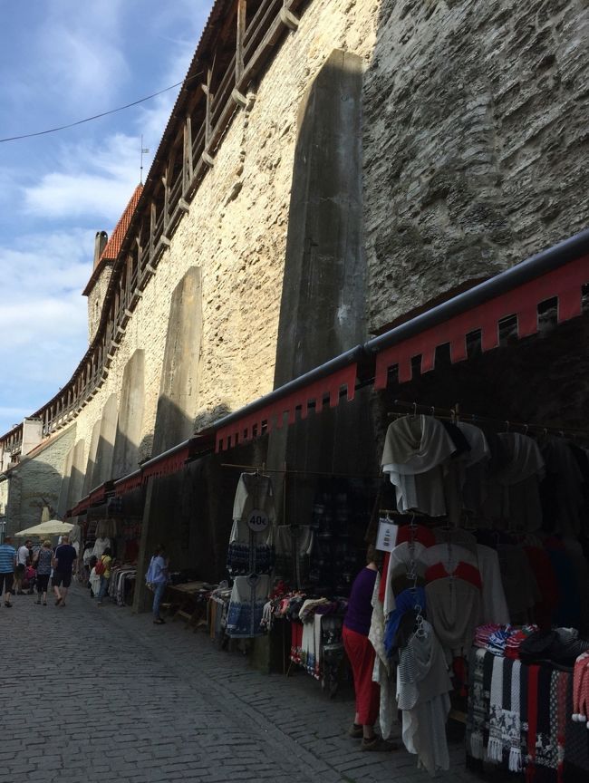 旧市街はぐるりと城壁に囲まれています。<br />有名なセーターの壁。さすがに夏はストールなどを売っていました。