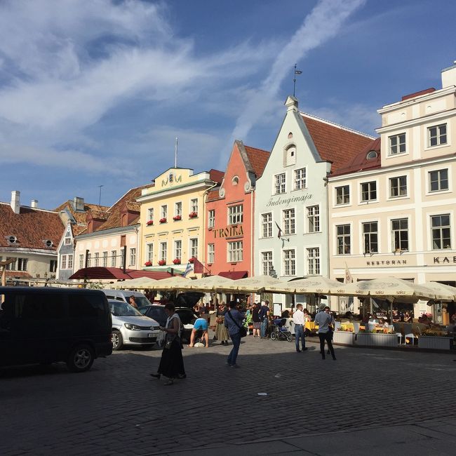 ヘルシンキからフェリーで2時間くらい。<br />ぼーっとしてたらタリンに到着。<br />憧れの町歩きです。まずは旧市街の広場に。