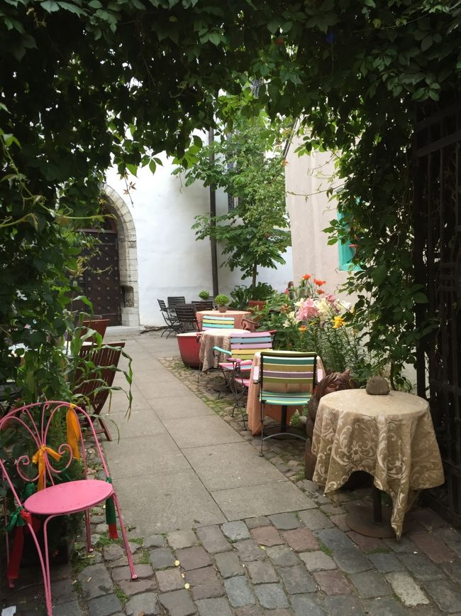 小道の行き止まりにはカフェもあります。<br />夏なので屋外が人気。