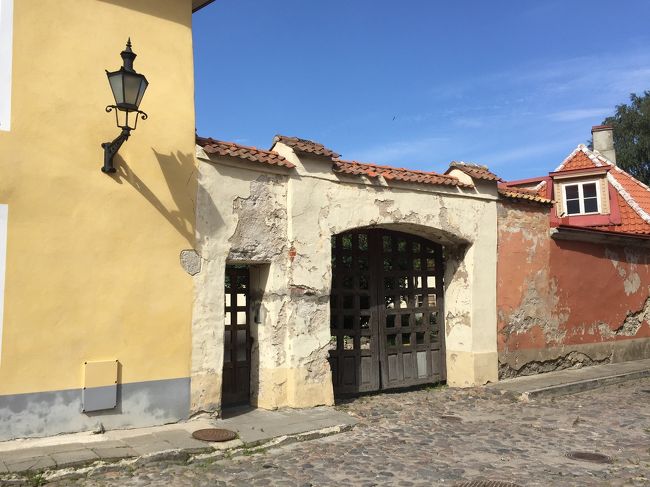 夏だというのもありますが、想像してたより明るい街です。<br />もっと中世のどよんと暗いのをイメージしてました。