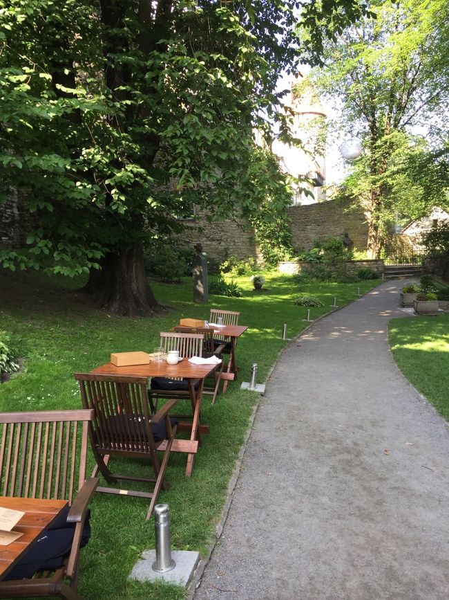 今回の旅行でベストワンのレストラン。<br />テラス席で気持ちよく、エストニアの地ビールも飲めます。