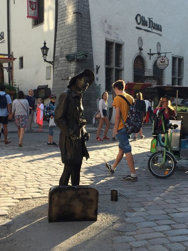 ストリートパフォーマーも見かけました。