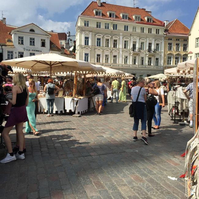 週末は土産物や若いアーティストの店が出ていました。